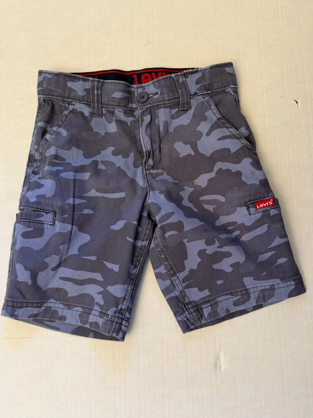 Levi's Boys Blue Camo Cargo Shorts with Red Logo Sz-6.‎  GG6